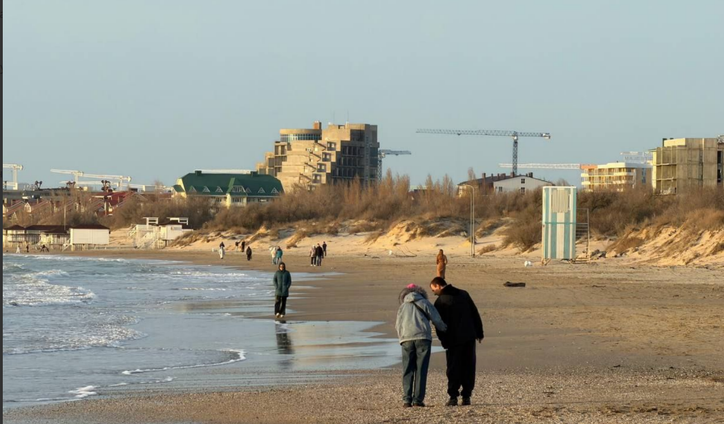 Пляж в Анапе. Скриншот фото Юрия Озаровского от 1ё5.02.26, https://t.me/MoreOz/116801.