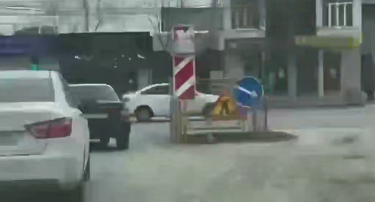 Яма на улице Ирчи Казака. Стоп-кадр видео "Сапа Кавказ", https://t.me/sapakavkaz/6455