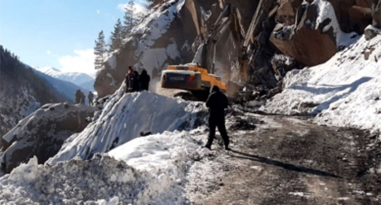 Дорога в Цунтинском районе Дагестана. Фото: http://www.cunta.ru/content/dorozhniki-raschistili-dorogu-posle-obvala