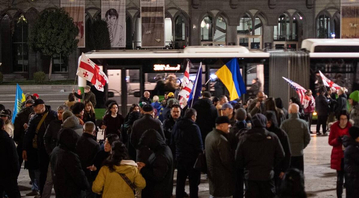 Протестующие на проспекте Руставели. Фото: Mindia Gabadze / Publika