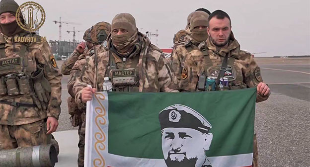 Группа бойцов перед вылетом из аэропорта Грозного в зону СВО. 19 февраля 2026 г. Скриншот видео https://t.me/RKadyrov_95/6370