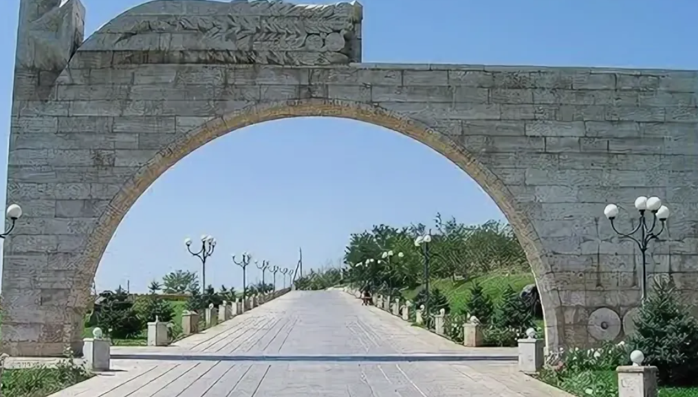 Военный пантеон "Ераблур". Скриншот фото https://www.youtube.com/watch?v=4yhO2yik6Fo.