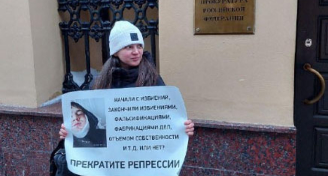 Юлия Мельниченко во время пикета. 24 февраля 2026  г. Фото: https://t.me/ovdinfolive/40121 включено в реестр инагентов