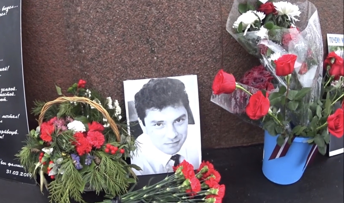 Фото Бориса Немцова на Большом Москворецком мосту. Стоп-кадр видео styazshkin / YouTube