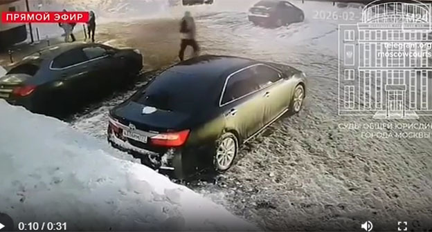 Стоп-кадр видео побега Шамиля Алиева. 26 февраля 2026 г. Скриншот видео: Суды общей юрисдикции города Москвы