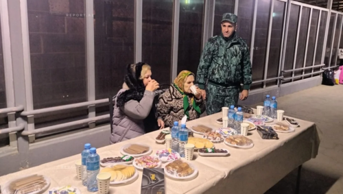 Эвакуированные на КПП. Скриншот фото Report от 28.02.26, https://report.az/ru/v-regione/iz-irana-evakuirovany-sem-grazhdan-azerbajdzhana#gallery_2ccea511d66872c3920270055b43d44a-8