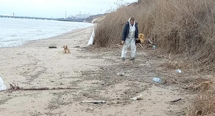 Волонтер на берегу. Фото: штаб 