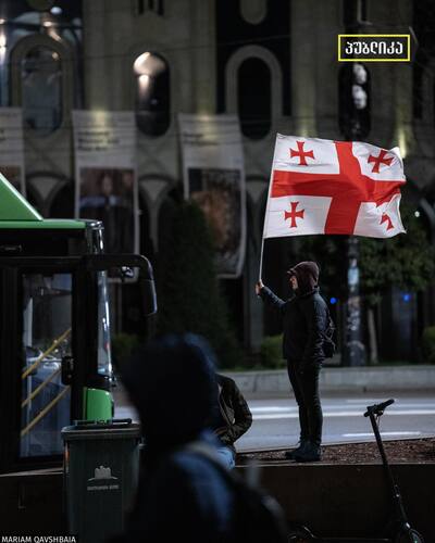 Кадр участник акции протеста в 462-й день у парламента Грузии. Фото: Publika / Facebook Кадр участник акции протеста в 462-й день у парламента Грузии. Фото: Publika / Facebook