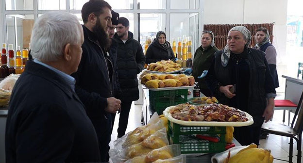 Рейды чиновников на рынок в Чечне. Фото: "Грозный-Информ" https://www.grozny-inform.ru/news/society/181360/