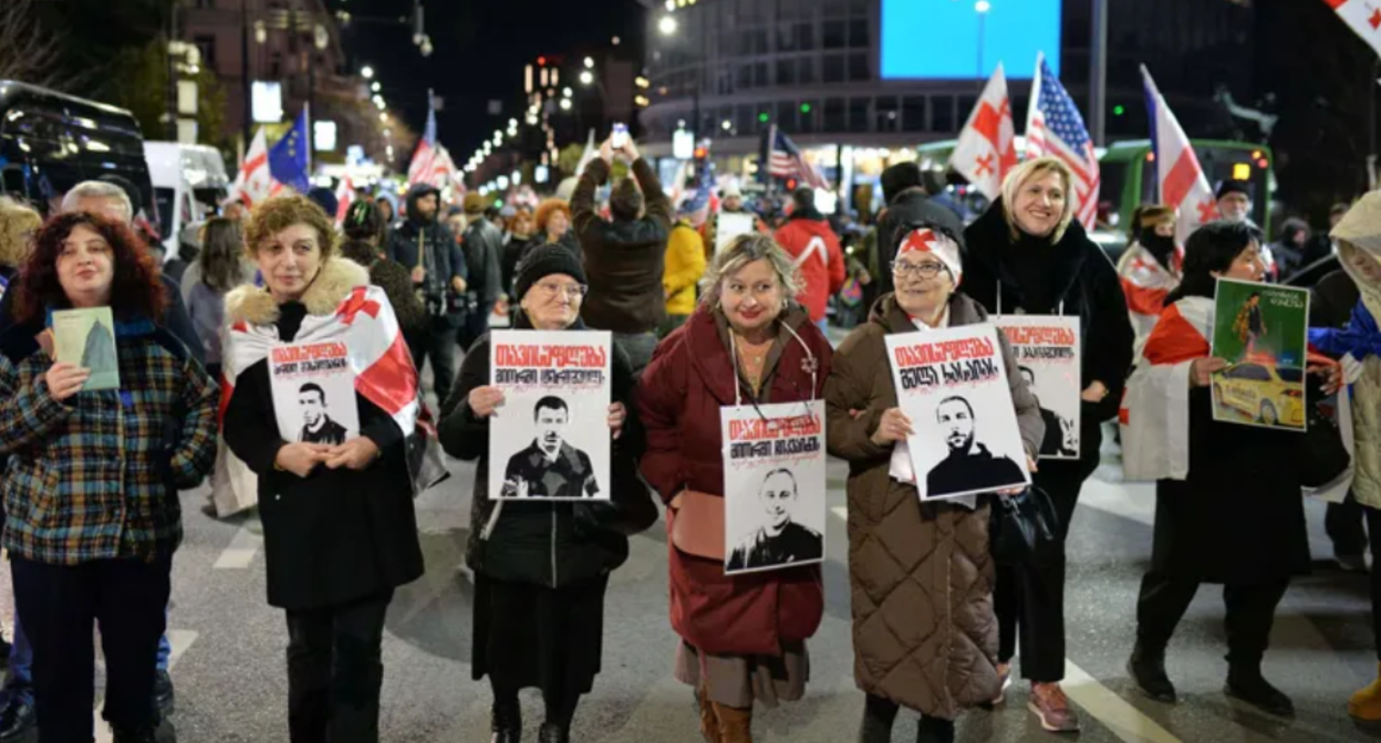 Шествие в 465-й день протестов. Скриншот фото "Интерпрессньюс" от 07.03.26, https://www.interpressnews.ge/ru/article/173639-k-parlamentu-dvizhetsia-protestnyi-marsh-pod-lozungom-sila-v-edinstve