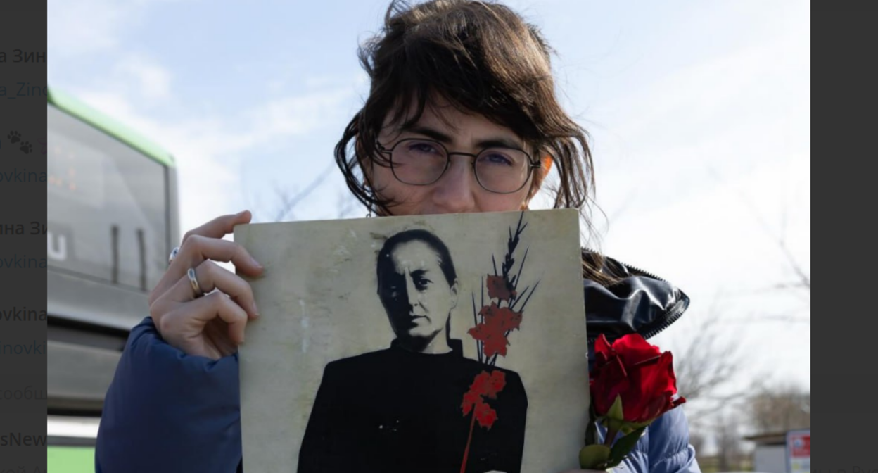 Участница акции с портретом Мзии Амаглобели. Скриншот фото https://t.me/paperkartuli/26377/