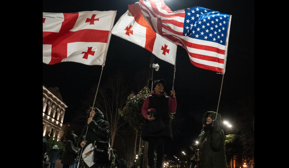 Участники акции протеста у парламента грузии. Скриншот фото Publika от 08.03.26, https://www.facebook.com/photo?fbid=1700617584671118&set=pb.100041686795244.-2207520000 (деятельность компании Meta, владеющей соцсетью, запрещена в России).