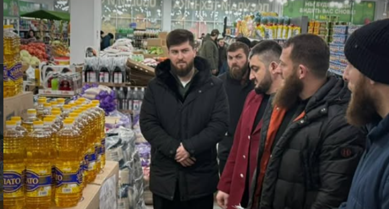 Рейд в магазине. Скриншот фото "Чечня сегодня" от 27.02.26, https://www.instagram.com/p/DVQyL_xiIlA/ (деятельность компании Meta, владеющей соцсетью, запрещена в России).