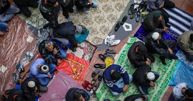 Верующие во время молитвы. Фото Нины Зотиной, "Юга.ру"