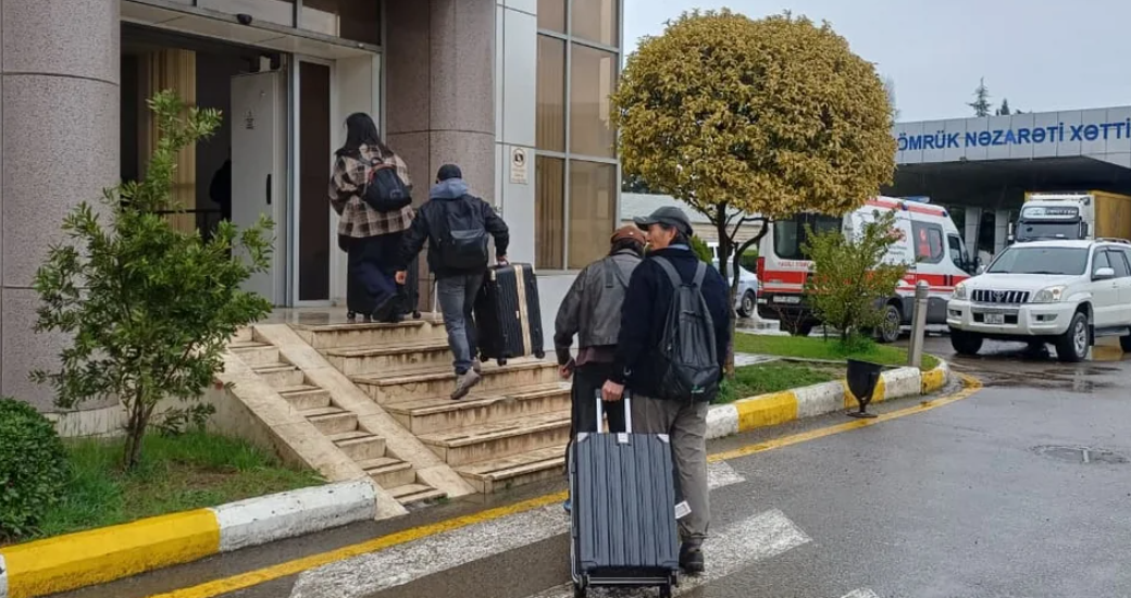 Эвакуация иностранцев через КПП в Азербайджане. Фото Report https://report.az/ru/v-regione/diplomaty-saudovskoj-aravii-i-pyat-grazhdan-tadzhikistana-evakuirovany-cherez-azerbajdzhan#gallery_56b421f3ac4f1fa68cffd5fff9f60972-9