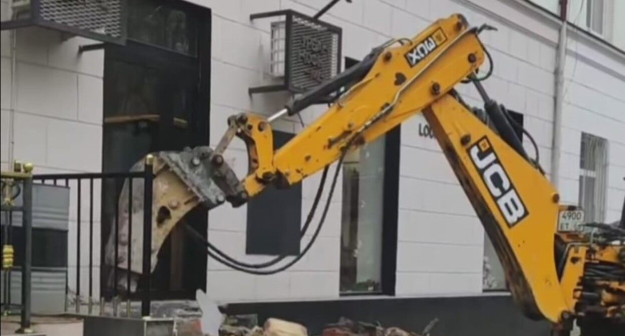 Снос лестницы магазина в Махачкале. Скриншот видео, размещенного на странице Салмана Дадаева в Instagram принадлежит компании Meta деятельность которой запрещена в России Снос лестницы магазина в Махачкале. Скриншот видео, размещенного на странице Салмана Дадаева в Instagram принадлежит компании Meta деятельность которой запрещена в России