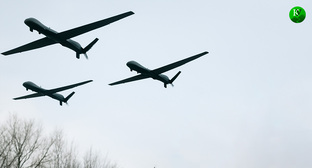 БПЛА в небе. Иллюстрация создана «Кавказским узлом» с помощью ИИ в программе Copilot