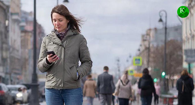 Девушка смотрит в мобильный телефон. Иллюстрация "Кавказского узла" создана ИИ при помощи программы Copilot