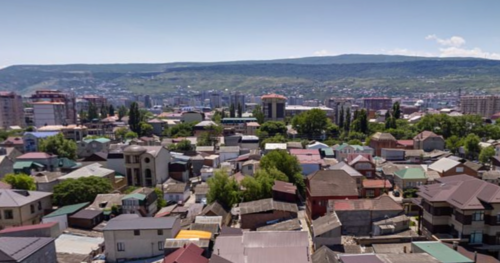 Махачкала. Скриншот фото с сервиса "Яндекс.карты" от 15 мая 2024 года, https://yandex.ru/maps/geo/makhachkala/53121881/?l=stv%2Csta&ll=47.473007%2C42.947204&panorama%5Bair%5D=true&panorama%5Bdirection%5D=221.322587%2C-9.889251&panorama%5Bfull%5D=true&panorama%5Bid%5D=1357140740_790848126_23_1717049287&panorama%5Bpoint%5D=47.508446%2C42.976035&panorama%5Bspan%5D=97.609232%2C60.000000&source=serp_navig&z=11