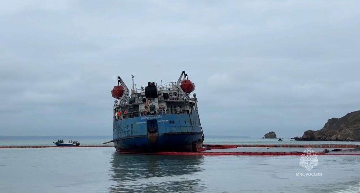 Затонувший танкер возле Анапы. Фото: МЧС России