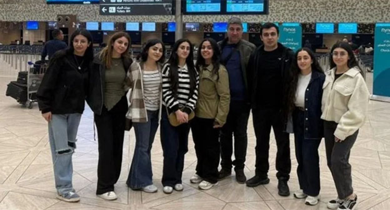 Граждане Армении эвакуированные из Кувейта. Фото: https://www.facebook.com/Newsarmenia.am/posts принадлежит компании Meta деятельность которой запрещена в России