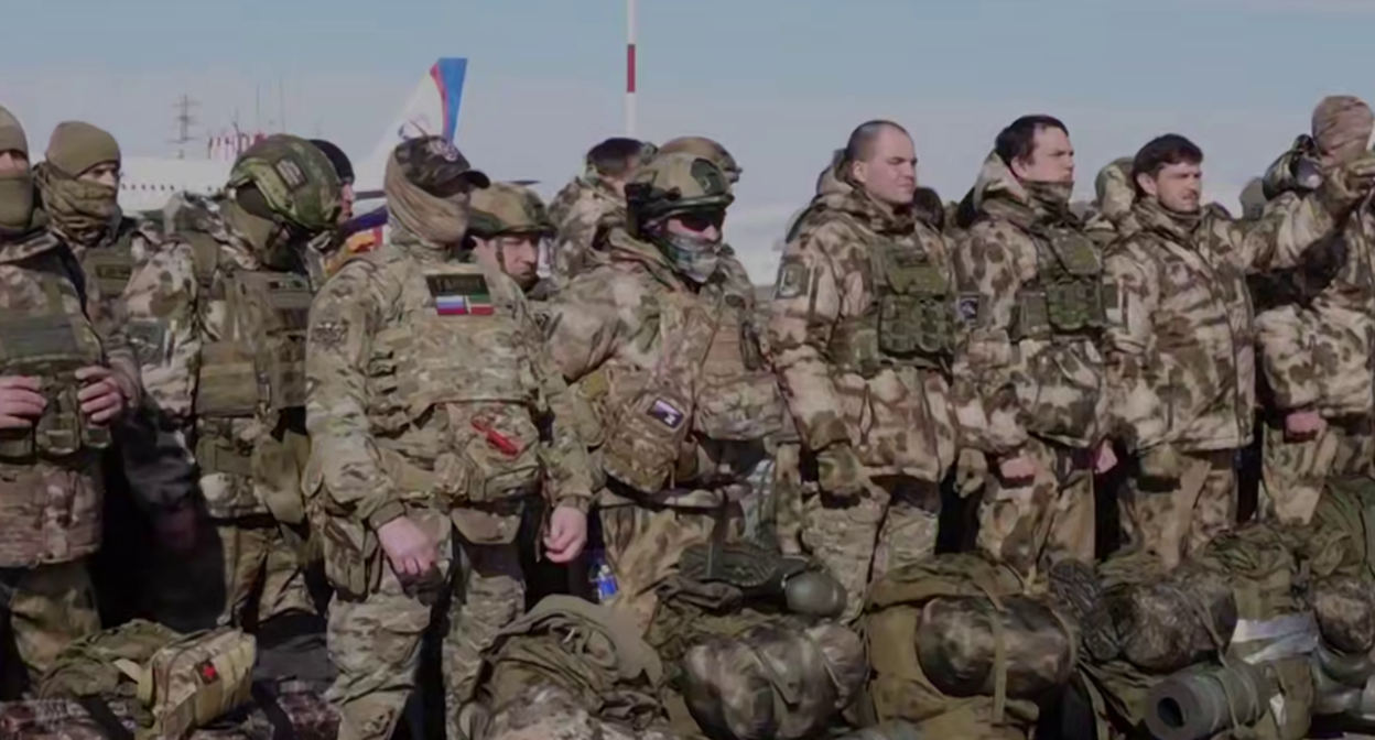 Бойцы в аэропорту Грозного. Скриншот фото из Telegram-канала Рамзана Кадырова от 25.03.26, https://t.me/RKadyrov_95/6392.