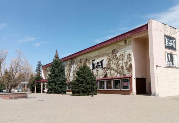 Драмтеатр в Волжском, у которого планировалось провести митинг. Скриншот фото с сервиса "Яндекс.карты", https://yandex.ru/images/search?from=tabbar&img_url=https%3A%2F%2Favatars.mds.yandex.net%2Fget-altay%2F12865251%2F2a0000018eeb30459c070387a9e0875a5511%2Forig&lr=214&pos=0&rpt=simage&text=%D0%B2%D0%BE%D0%BB%D0%B6%D1%81%D0%BA%D0%B8%D0%B9%20%D0%B4%D1%80%D0%B0%D0%BC%D1%82%D0%B5%D0%B0%D1%82%D1%80