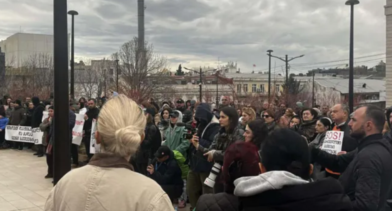 Участники акции в Тбилиси. Скриншот фото "Интерпрессньюс" от 28.03.26, https://www.interpressnews.ge/ka/article/865742-mtavrobis-administraciastan-diushenit-daavadebuli-bavshvebis-mxardamcheri-akcia-gaimarta Участники акции в Тбилиси. Скриншот фото "Интерпрессньюс" от 28.03.26, https://www.interpressnews.ge/ka/article/865742-mtavrobis-administraciastan-diushenit-daavadebuli-bavshvebis-mxardamcheri-akcia-gaimarta