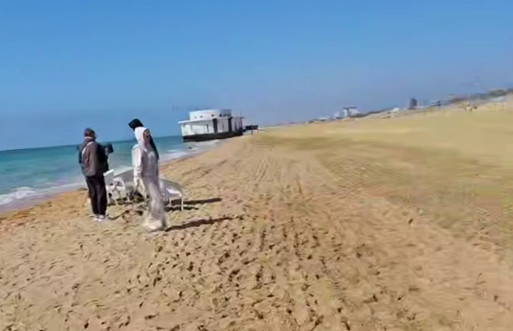 Пляж "Мираклеон". Стоп-кадр видео из Telegram-канала Юря Озаровского от 27.03.26, https://t.me/MoreOz/119606