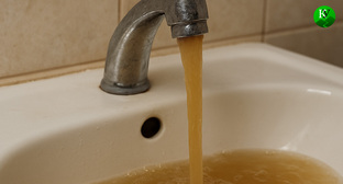 Грязная вода. Иллюстрация создана «Кавказским узлом» с помощью ИИ в программе Copilot