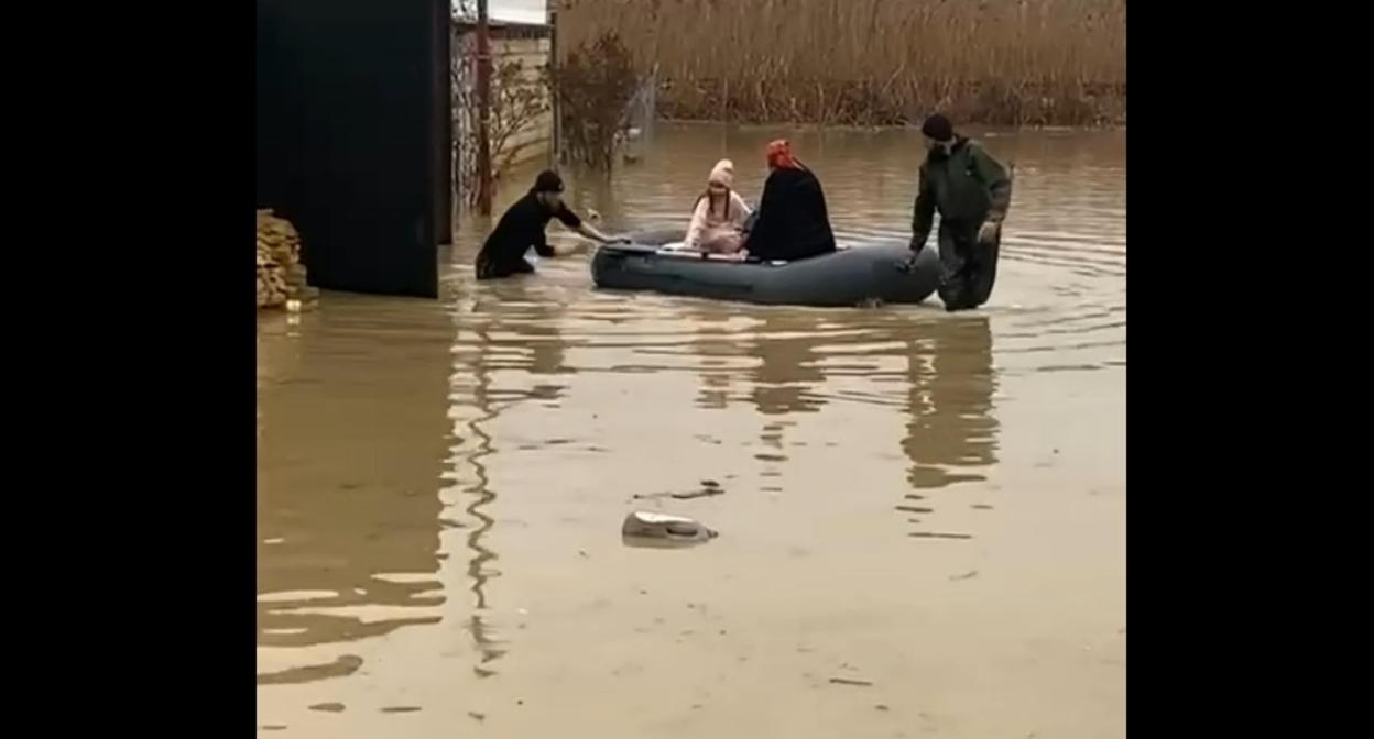 Наводнение в Дагестанских Огнях. Кадр видео администрации города https://t.me/dagogni_press/12719 Наводнение в Дагестанских Огнях. Кадр видео администрации города https://t.me/dagogni_press/12719