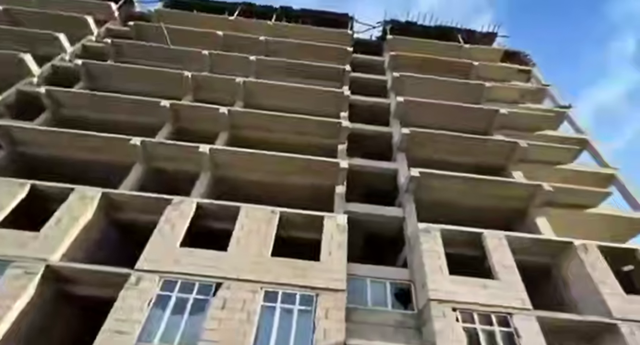 Кадр Пайщики ЖСК "Уютный дом" обратились к главе Дагестана с просьбой достроить дом. Фото: Тут Дагестан / Telegram-канал