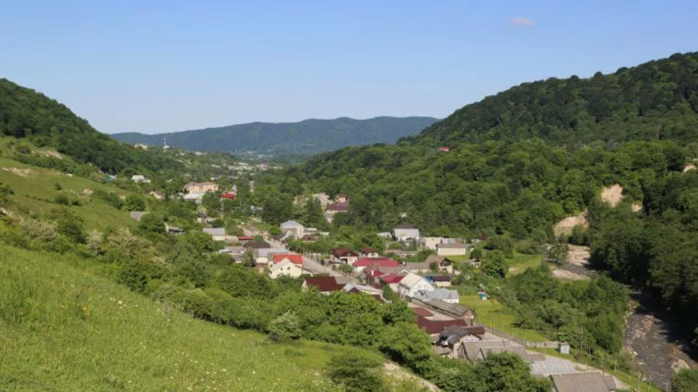 Поселок Белая Речка. Скриншот фото https://ru.wikipedia.org/wiki/Белая_Речка_(Кабардино-Балкария)#/media/Файл:Белая_Речка._Второй_посёлок.jpg