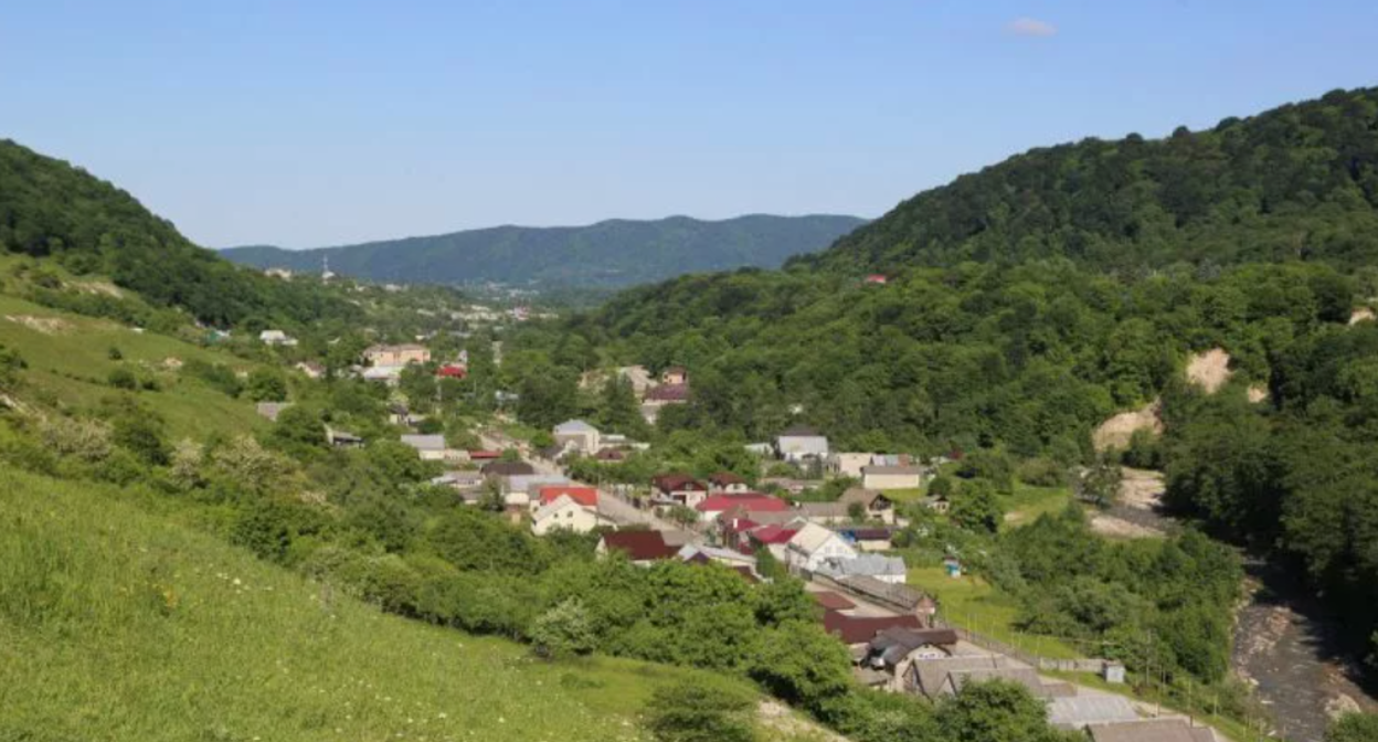 Поселок Белая Речка. Скриншот фото https://ru.wikipedia.org/wiki/Белая_Речка_(Кабардино-Балкария)#/media/Файл:Белая_Речка._Второй_посёлок.jpg