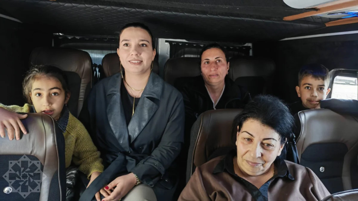 Стоп-кадр: "Возвращение 27 азербайджанских семей в Кяльбаджа". Фото: "Азертадж" / https://azertag.az/ru/xeber/gruppa_pereselencev_pribyla_v_gorod_kyalbadzhar__obnovleno_video-4101463