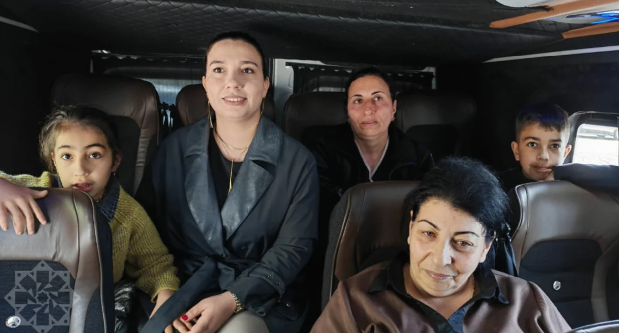 Стоп-кадр: "Возвращение 27 азербайджанских семей в Кяльбаджа". Фото: "Азертадж" / https://azertag.az/ru/xeber/gruppa_pereselencev_pribyla_v_gorod_kyalbadzhar__obnovleno_video-4101463