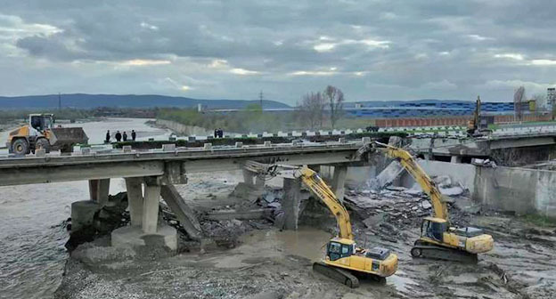 Поврежденный мост в Чечне. "Грозный Информ" Фото: https://www.grozny-inform.ru/news/society/182357/