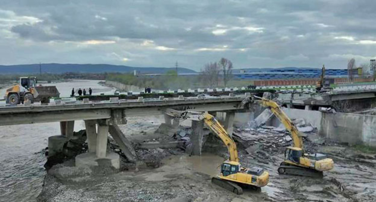 Поврежденный мост в Чечне. "Грозный Информ" Фото: https://www.grozny-inform.ru/news/society/182357/