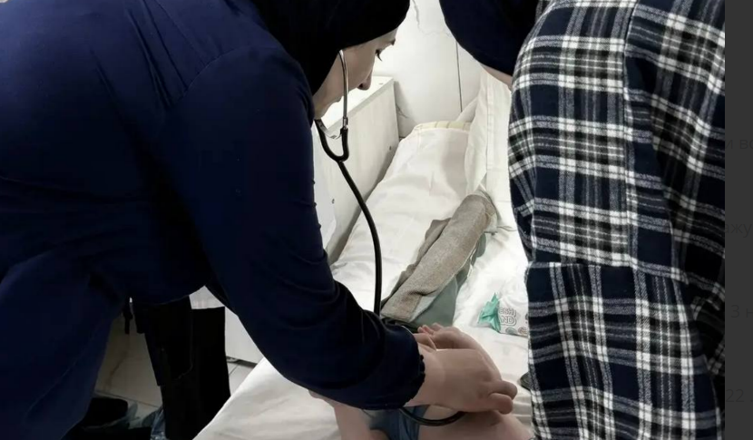 Врачи осматривают пациента в Карабудахкентской больнице. Скриншот фото Минздрава Дагестана от 04.04.26, https://t.me/minzdravrd/14094