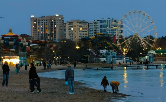 Центральный пляж в Анапе. Скриншот фото из Telegram-канала "Маковозовы" от 02.04.26, https://t.me/makovozovy/57057