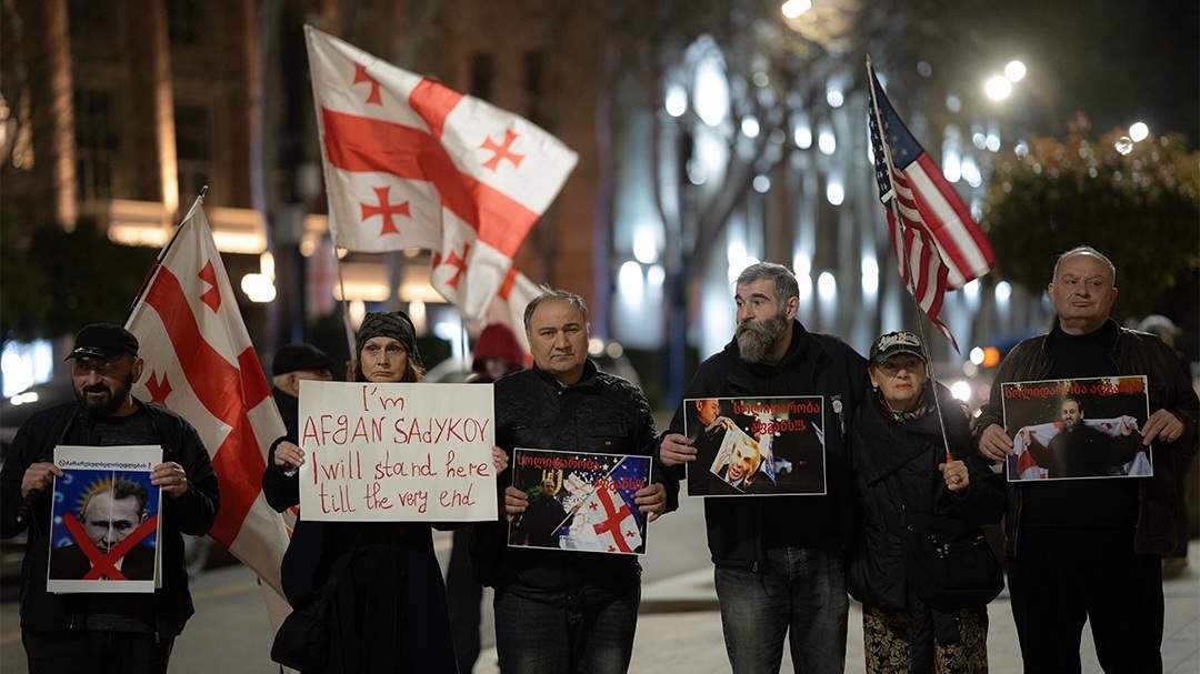 Участники протеста на Руставели с плакатами, посвященными Садыгову. Фото: Natia Amiranashvili / Publika
Участники протеста на Руставели с плакатами, посвященными Садыгову. Фото: Natia Amiranashvili / Publika