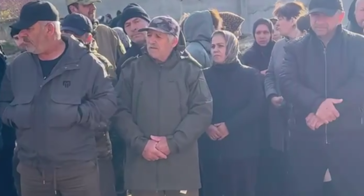 Стоп-кадр: "Жители поселка Газораспределитель в Махачкале обратились к мэру Махачкалы и главе Дагестана  с требованием убрать препятствия в русле реки". Фото: "Черновик" 2.0 / Telegram-канал