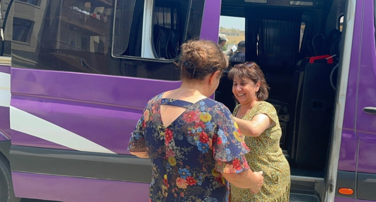 Переселенцы прибыли в Джебраил. Скриншот фото Report от 30.07.25, https://report.az/ru/vnutrennyaya-politika/ocherednaya-gruppa-pereselencev-otpravlena-v-gorod-dzhebrail3#gallery_b104f21702ead64b8a34031b04e7d7f6-33.