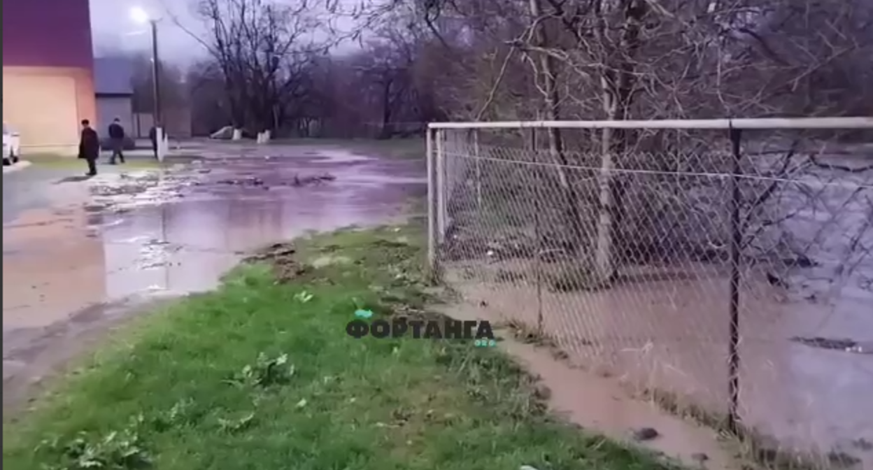 Кадр жители Сунжи потребовали провести берегоукрепительные работы из-за дождей. Фото: Фортанга / Telegram-канал Кадр жители Сунжи потребовали провести берегоукрепительные работы из-за дождей. Фото: Фортанга / Telegram-канал