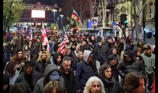 Шествие в Тбилиси. Стоп-кадр видео Publika от 11.04.26. Шествие в Тбилиси. Стоп-кадр видео Publika от 11.04.26.