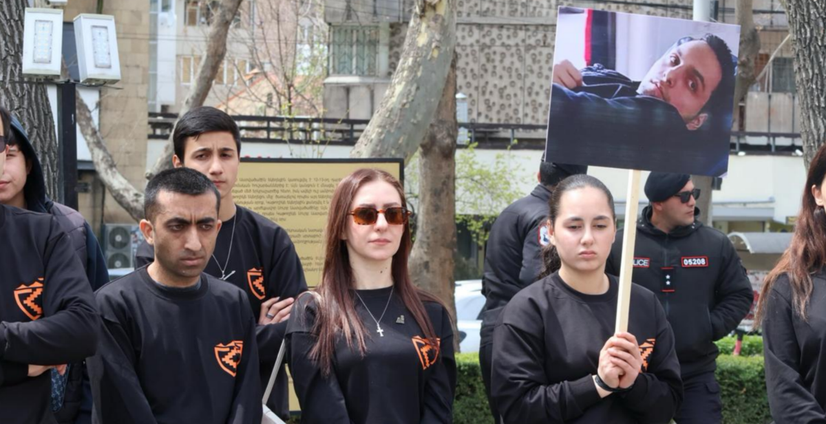 Участники акции в поддержку Давида Минасяна. Скриншот фото Armenia Today от 12.04.26, https://t.me/armtoday/101657.