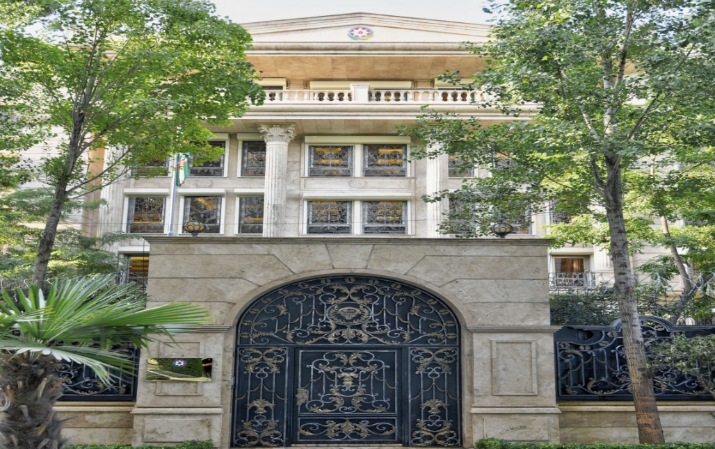 Посольство Азербайджана в Иране. Скриншот фото APA.Az? https://ru.apa.az/sotsium/posolstvo-azerbaidzana-v-irane-vozobnovilo-svoyu-deyatelnost-579727 Посольство Азербайджана в Иране. Скриншот фото APA.Az? https://ru.apa.az/sotsium/posolstvo-azerbaidzana-v-irane-vozobnovilo-svoyu-deyatelnost-579727