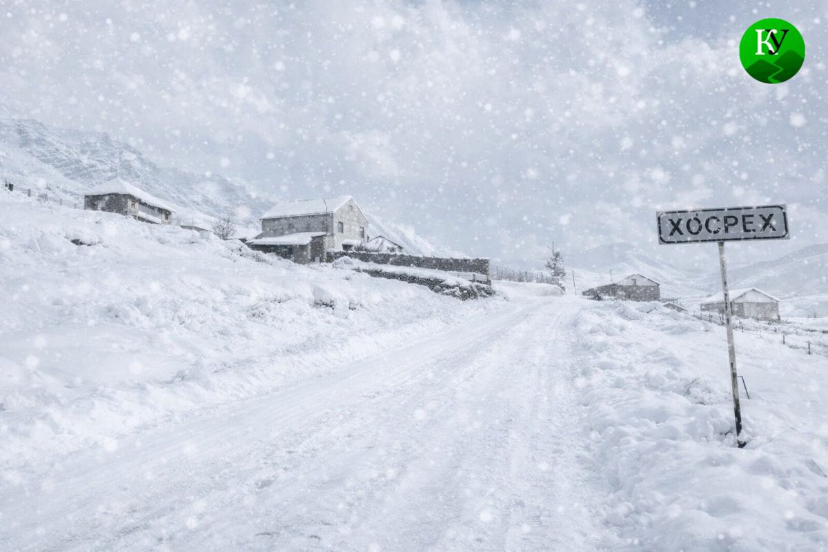 Снегопад в селе Хосрех. Иллюстрация создана "Кавказским узлом" с помощью ИИ в программе Copilot. 
