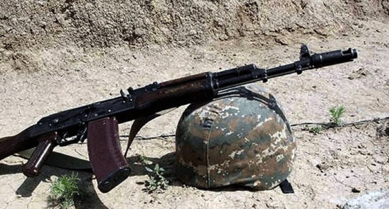 Оружие и каска. Фото: https://armeniatoday.news/armed-forces-ru/716166/ Оружие и каска. Фото: https://armeniatoday.news/armed-forces-ru/716166/