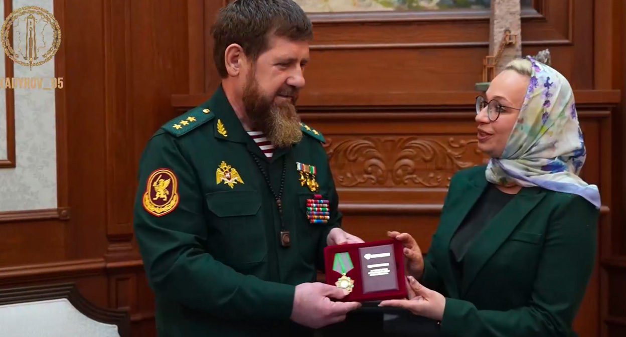 Вручение ордена Кадырову. Кадр из видео: https://t.me/RKadyrov_95/6508 Вручение ордена Кадырову. Кадр из видео: https://t.me/RKadyrov_95/6508